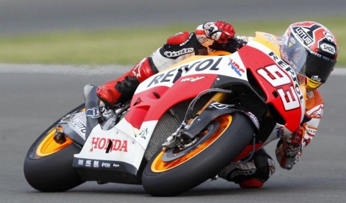 Motogp, Marquez cade: frattura perone e stop un mese