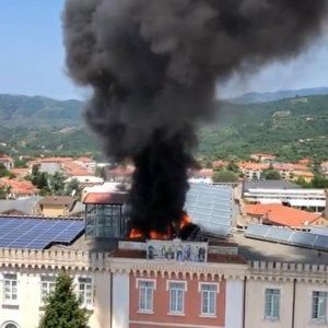 Vallo della Lucania, in fiamme il tetto del palazzo vescovile