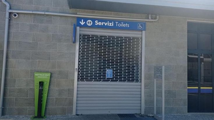 Bari, ancora problemi per i bagni del nuovo Terminal bus: “Chiusi ogni 10 giorni, non se ne può più”
