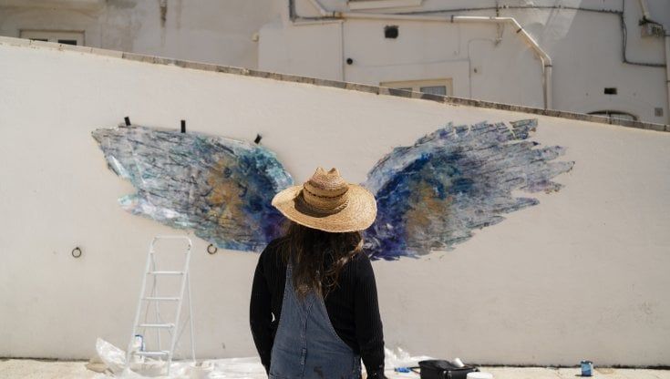 Street art, a Monte sant'Angelo compaiono le celebri ali di Colette Miller: un messaggio di pace universale