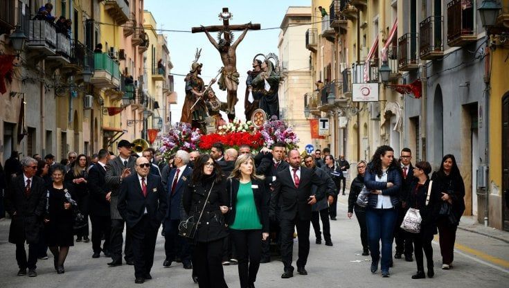 Ciaccole, maestranze e gruppi sacri. Trapani ritrova il fascino dei Misteri