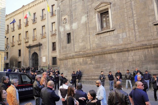 Si insedia tra le proteste il Consiglio metropolitano
