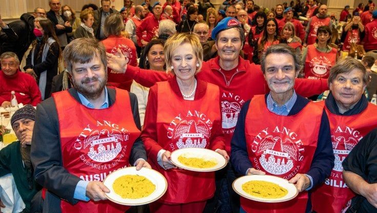 Regionali Lombardia, prima foto insieme dei tre candidati alla Befana dei clochard. Majorino: "Con Fontana serve un confronto"
