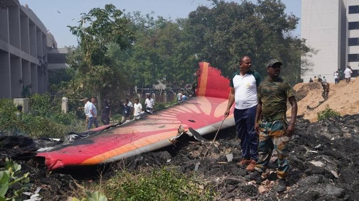 Incidente aereo in India, il volo per Londra precipita sulle case: oltre 290 morti