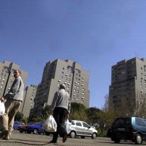 Roma, famiglia cacciata dalle case popolari: "Niente appartamento, loro sono egiziani" 