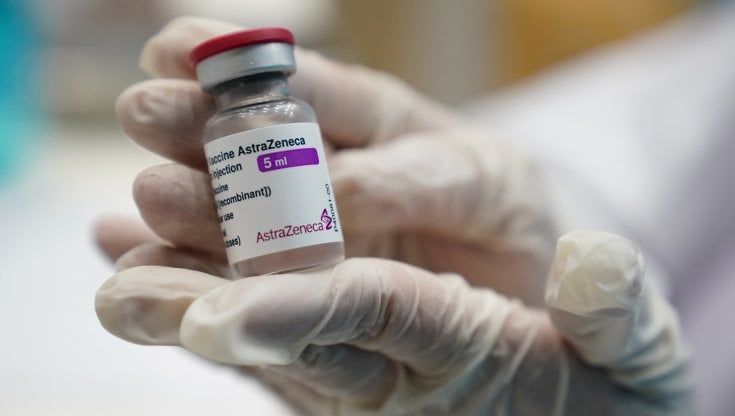 Covid, trombosi rare dopo vaccini: Astrazeneca e mRna stesso profilo di sicurezza