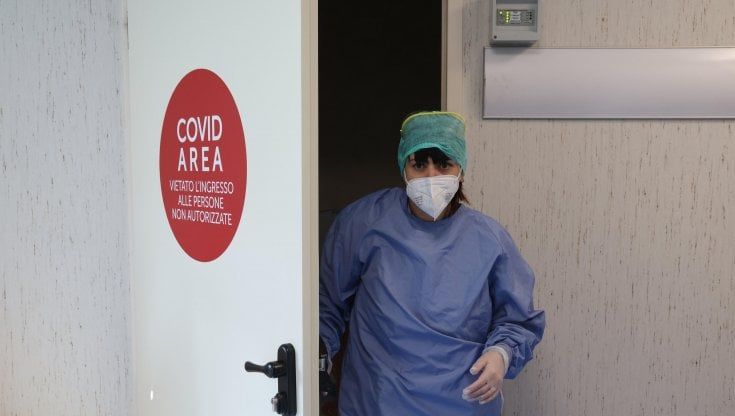 Covid, nuovo calo dei ricoveri. 94 pazienti nelle intensive, 50 non sono vaccinati