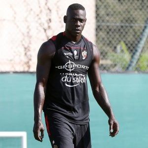 Nizza: accoglienza speciale per Balotelli, ma in Inghilterra ironizzano su di lui