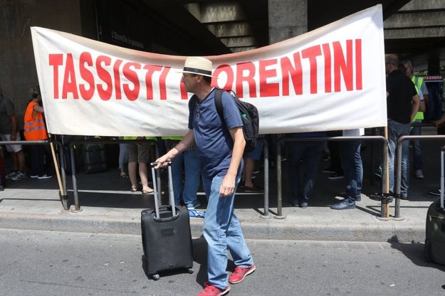 Sciopero dei taxi, la protesta delle auto bianche: code e disagi