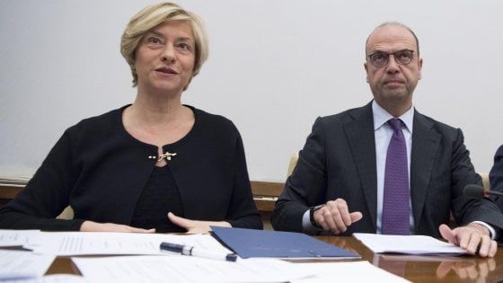 Missioni militari, Pinotti: "Meno uomini in Afghanistan e Iraq, più presenza nel Mediterraneo"