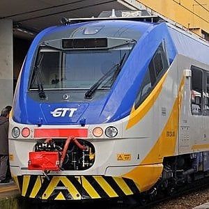Linea Canavesana, una pietra manda in pezzi un finestrino sul "treno dei ritardi"