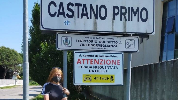 I cartelli salva-ciclisti sulle strade di accesso a Castano Primo: "Automobilisti, tenete la distanza per la sicurezza di tutti"