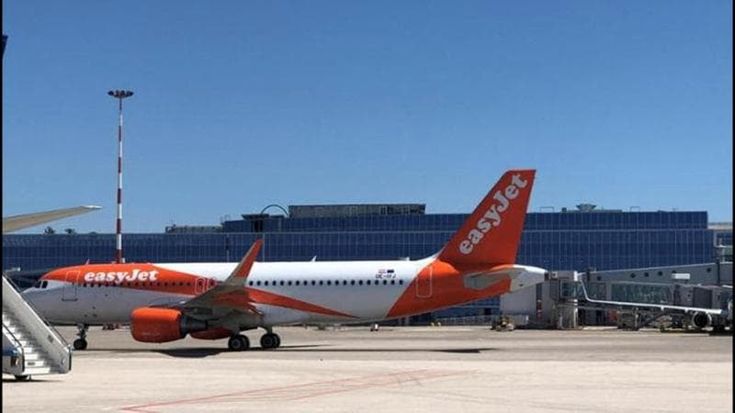 “Hanno imbarcato un’anziana già morta”: i passeggeri di un aereo accusano una famiglia britannica