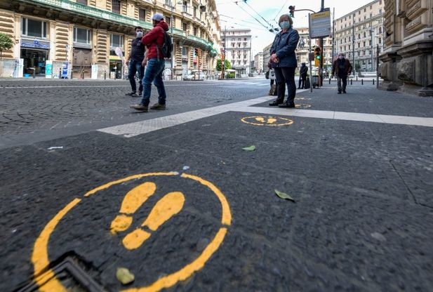 Adesivi e controlli ai varchi, le nuove regole per salire su bus, metro e funicolari