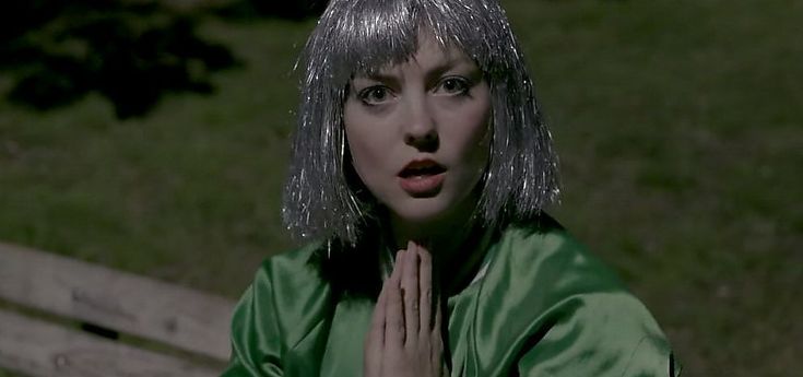 Angel Olsen e le sue perle a forma di cuore 