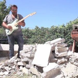 Ischia, Matteo il musicista terremotato: “Suono l’inno tra le macerie con la chitarra sopravvissuta”