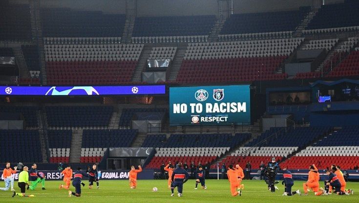Psg-Basaksehir: giocatori e arbitro inginocchiati a metà campo. Poi i parigini dilagano