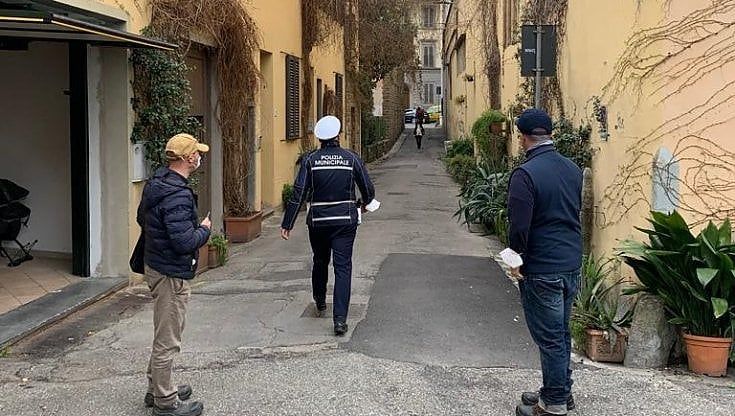 Firenze, in via Luna: "Via le piante nei vasi e i fiori in strada" 