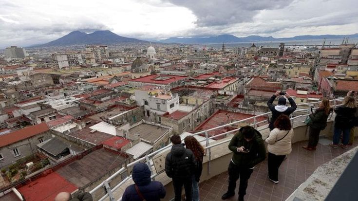 Turisti a Napoli, pienone ai Decumani subito sold-out i tetti sul Duomo