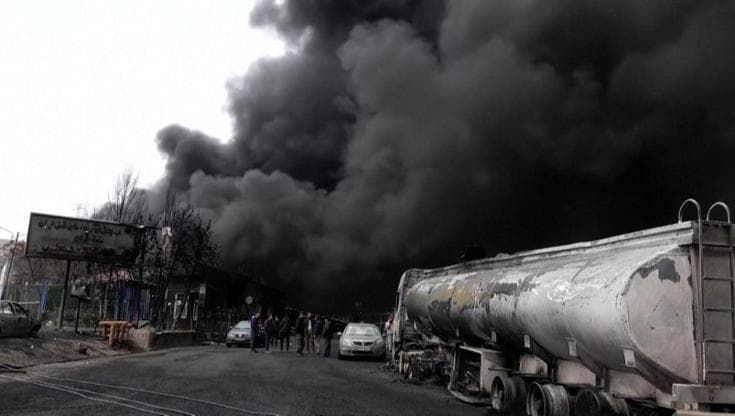 Pioggia sporca su Teheran, la capitale soffoca dopo gli attacchi a raffinerie e depositi di petrolio