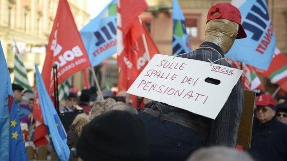 Manovra, pensionati in piazza: "Non siamo il bancomat del governo"