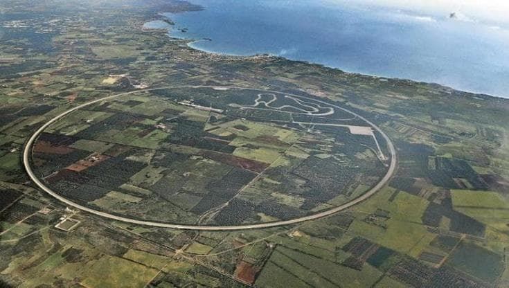 Porsche rinuncia al piano da 450 mln per raddoppiare pista di Nardò: “Momento complesso per l’auto”