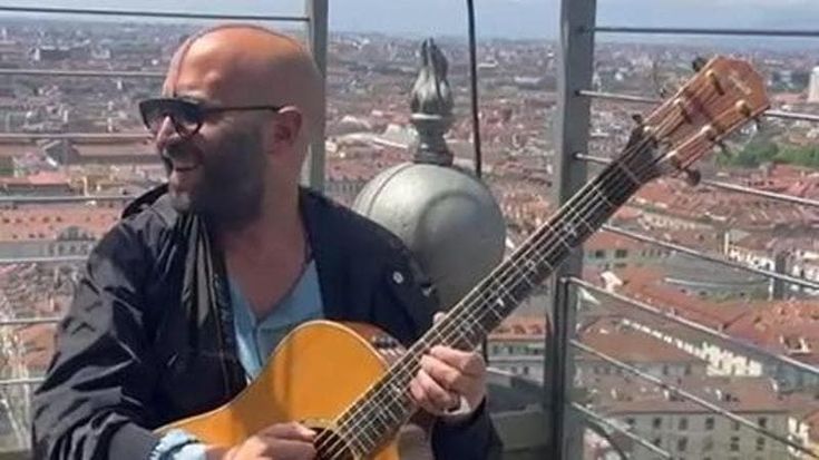 I Negramaro sulla punta della Mole, visita a sorpresa al Museo del cinema