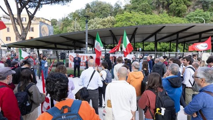 Dopo gli spari del 25 aprile, i partigiani si ritrovano in piazza: “Adesso bisogna fermare l’odio”