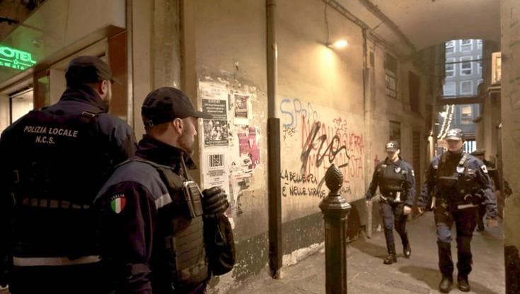 Ventenne rapinato e preso a cinghiate in via Gramsci, tre giovani arrestati dalla Polizia locale
