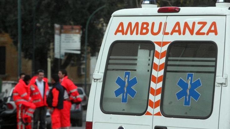 Investe con l’auto un sedicenne, poi dà l’allarme e si allontana. Denunciato