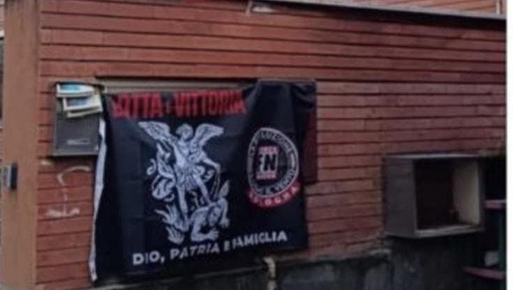 La provocazione di Forza Nuova: “Una bandiera sulla sede del Pd di via Toscana”