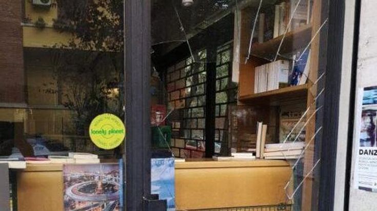 La notte delle spaccate, alla libreria Ulisse furto da 650 euro