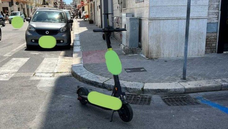 A Monopoli e Capitolo spuntano i monopattini a noleggio, ma sono abusivi: "Postazioni anche sullo scivolo dei disabili"