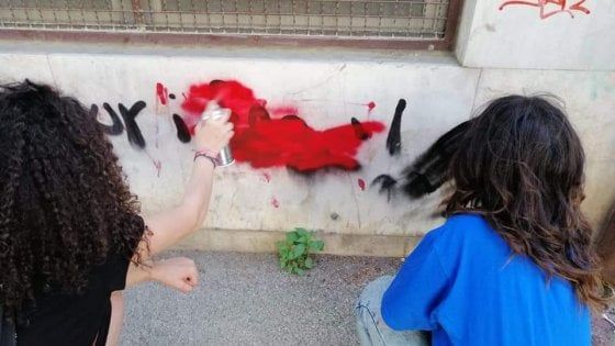 25 aprile, a Foggia gli studenti cancellano scritte fasciste e razziste sui muri: "Sono ovunque"