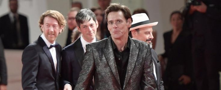 Jim Carrey replica ad Alessandra Mussolini: "Capovolga il disegno"