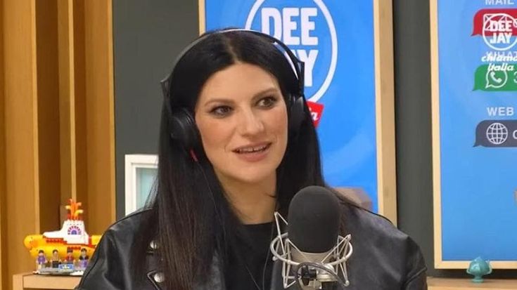 Selvaggia Lucarelli contro Laura Pausini per la sua “ode alla carne”