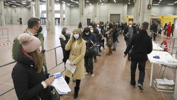 Vaccini, Ema: "Quarta dose ragionevole nelle persone vulnerabili "