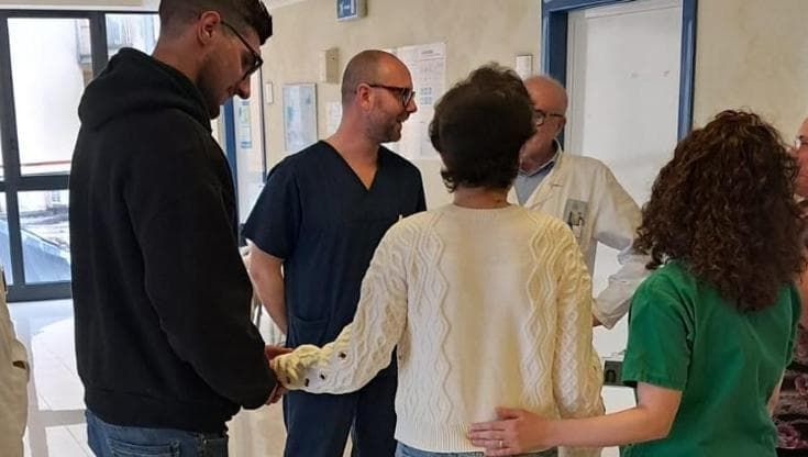 Paupisi, torna a casa la ragazza sopravvissuta alla strage di famiglia: “Grazie per tutto l’amore”