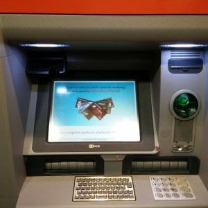 Tentano di scassinare Bancomat con un ordigno esplosivo: evacuata piazza nel Bresciano