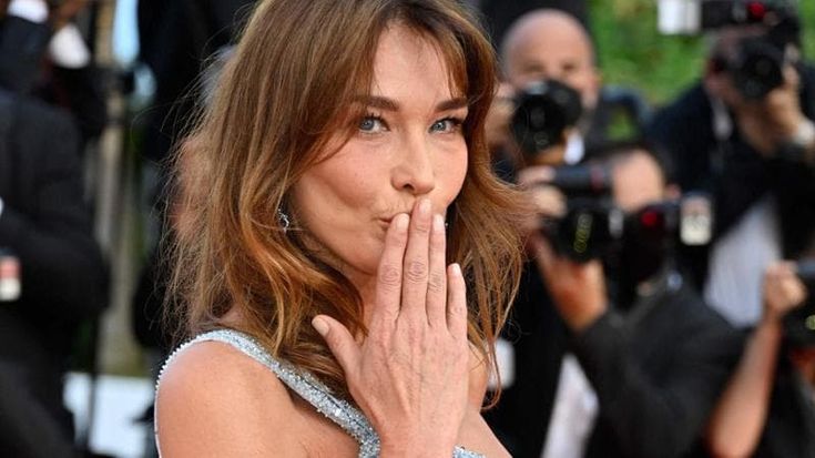 Carla Bruni: “Con la malattia ho assaggiato la morte, ora vivo giorno per giorno. L’età un po’ mi pesa. La musica mi cura l’ansia”