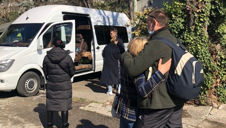 Gli ucraini che si arruolano per la guerra: “Ciao Italia, torniamo a casa per combattere”