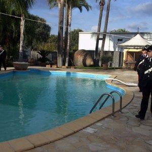 Biella, custode ivoriano di una cascina cade in piscina e annega: non sapeva nuotare