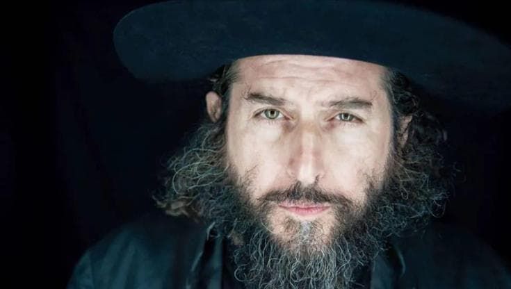 Vinicio Capossela canta “Santi e innocenti” nel Duomo di Molfetta: musica contro le guerre