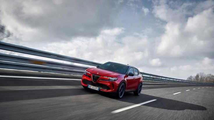 Alfa Romeo Junior Veloce, il cuore sportivo sale a 280 Cv: ecco come va il Suv elettrico da 200 km/h
