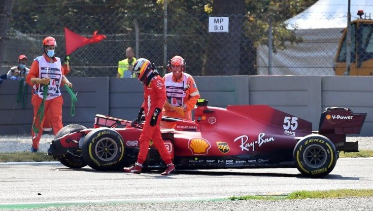 F1, Hamilton il più veloce nelle libere 2 a Monza. Sainz va a sbattere, problemi anche per Leclerc