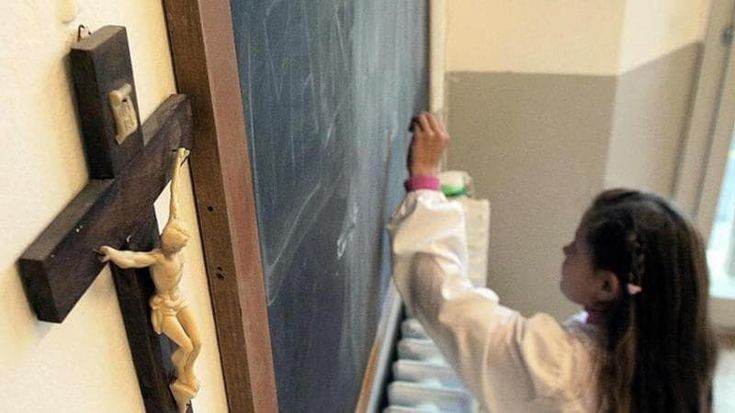 Scuola, fuga dall’ora di religione: quasi due studenti su dieci decidono di non seguire la materia