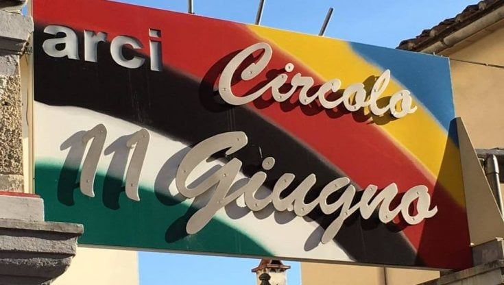 "Un libro in regalo a chi mangia una pizza all'Arci"