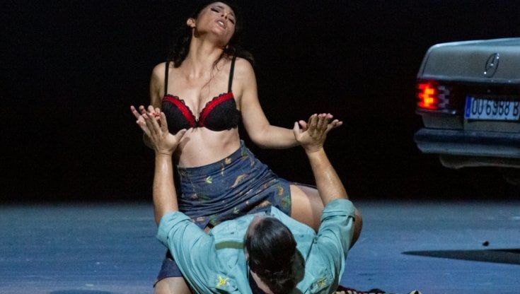 Com'è sensuale Carmen sulla Mercedes