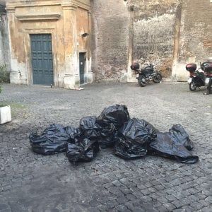 Roma, Trastevere, ristoranti tra i rifiuti: "Pagheremo i privati per pulire"