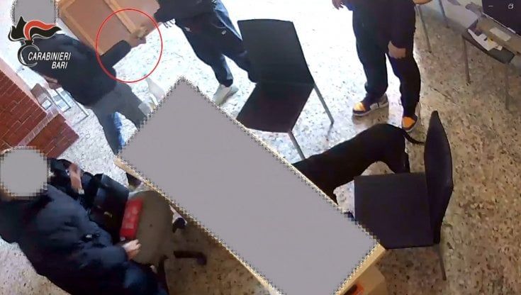 Mafia a Bari, 12 arresti per estorsione a un commerciante di Palese: "Vittima da otto anni con minacce in videochiamata dal carcere"